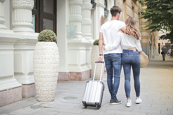  Кальпе (Испания)
- couple-with-suitcase-walking-along-city-street-3756158.jpg