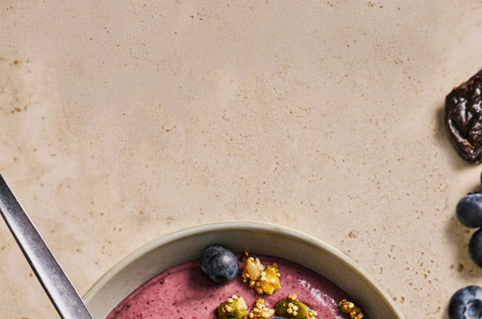 Bol-smoothie aux bleuets, aux mûres et aux pruneaux riche en fibres