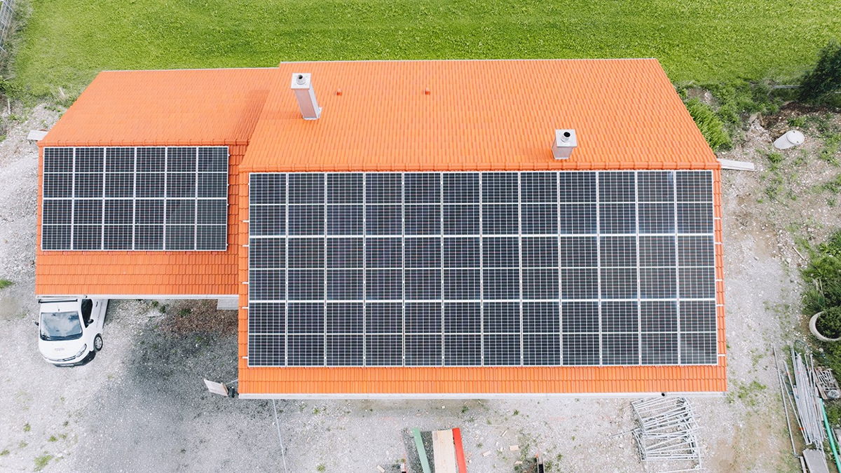 Foto Kundenreferenz Austragshaus mit PV-Anlage von oben