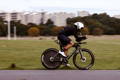 Cycliste de route sur son velo, passant devant un paysage urbain