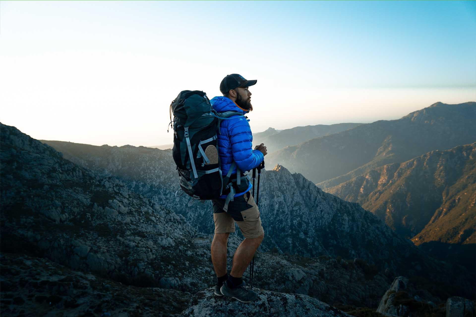 Programme explorateur de Mount Trail. Nous donnons des sacs de couchage, tentes, sac à dos pour les randonneurs et explorateurs.