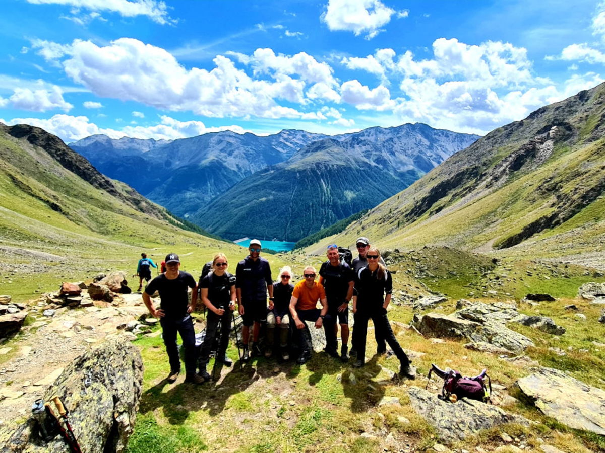 Wandergruppe auf dem E5 bei einer Alpenüberquerung mit Bergschule Kleinwalsertal