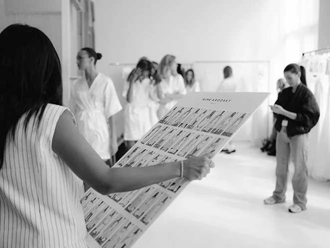 Photo des coulisses du défilé de mode de Rime Arodaky.