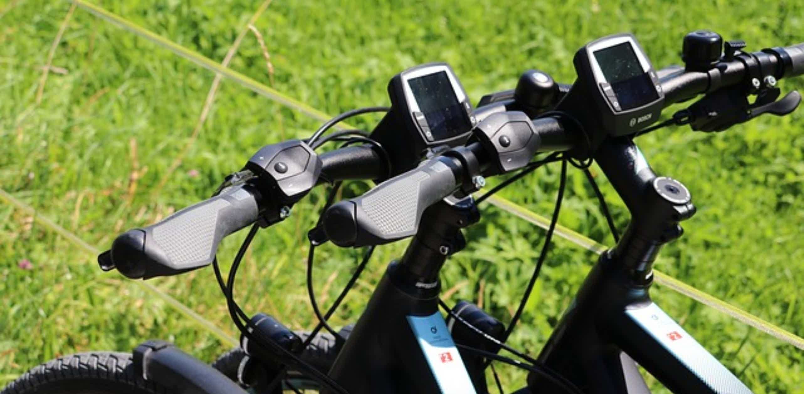 Imagen de recurso del manillar de dos e-bikes.