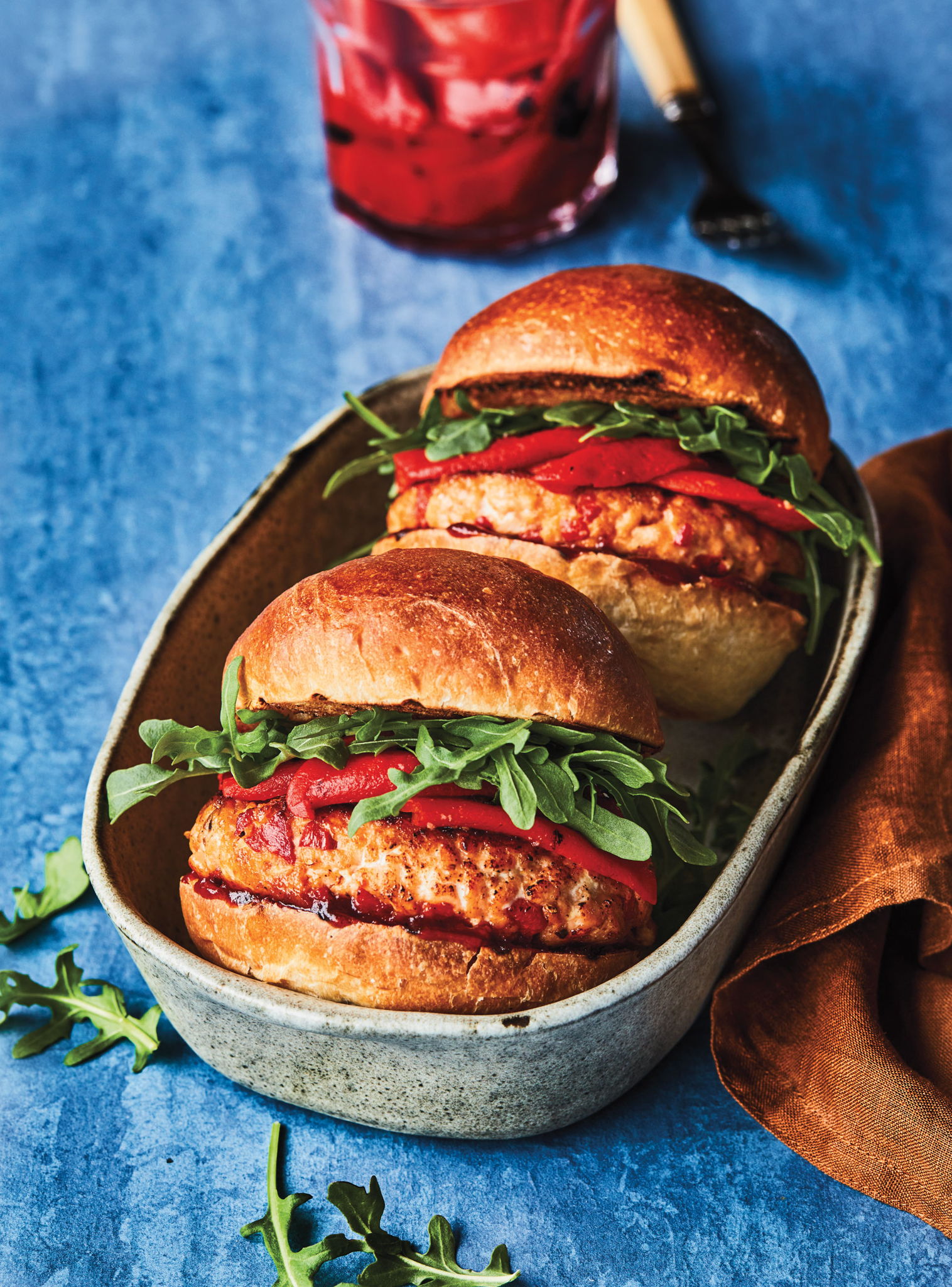 Salmon Burgers with Barbecue Sauce and Roasted Bell Peppers | RICARDO