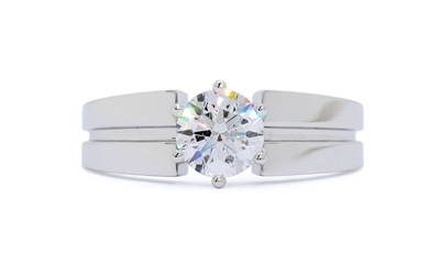 Bague unisexe avec diamant de 1 carat sur fond blanc.