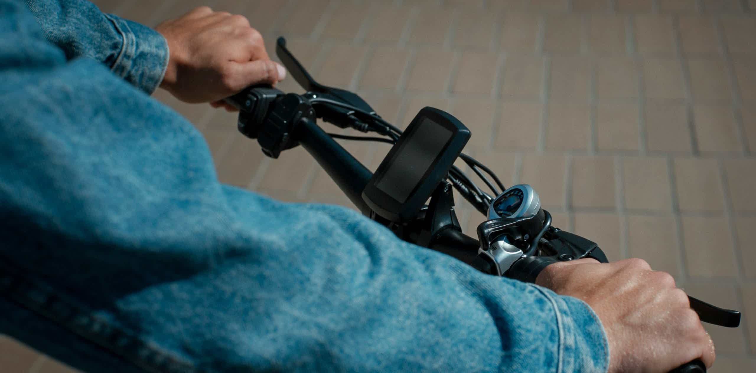 mujer en ruta de bicicleta reacondicionada electrica de montaña viendo el panorama