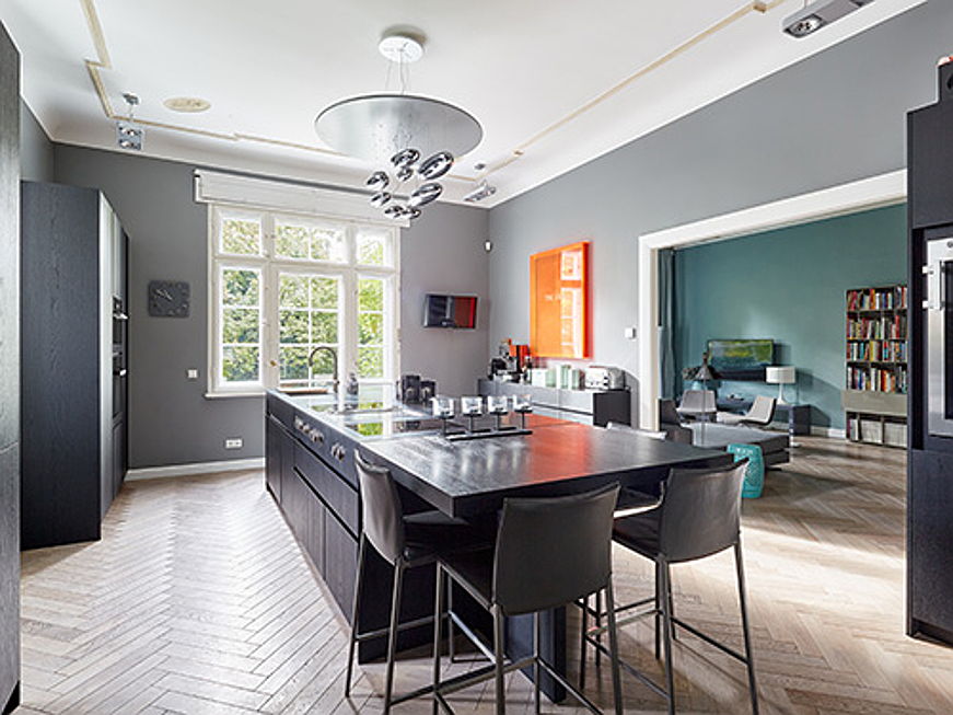  4058 Basel
- This exclusive townhouse in Dahlem was built in 1914 on a plot of around 672 square metres. It underwent extensive renovation in 2020. 11 rooms make up the total living space of 385 square metres. High-end finishes and amenities including two fireplaces, a spa and sauna area, and an expansive garden complement the tasteful interior design of the property.
Asking price: 5.85 million euros
(Image source: Engel & Völkers Market Center Berlin Hohenzollerndamm)