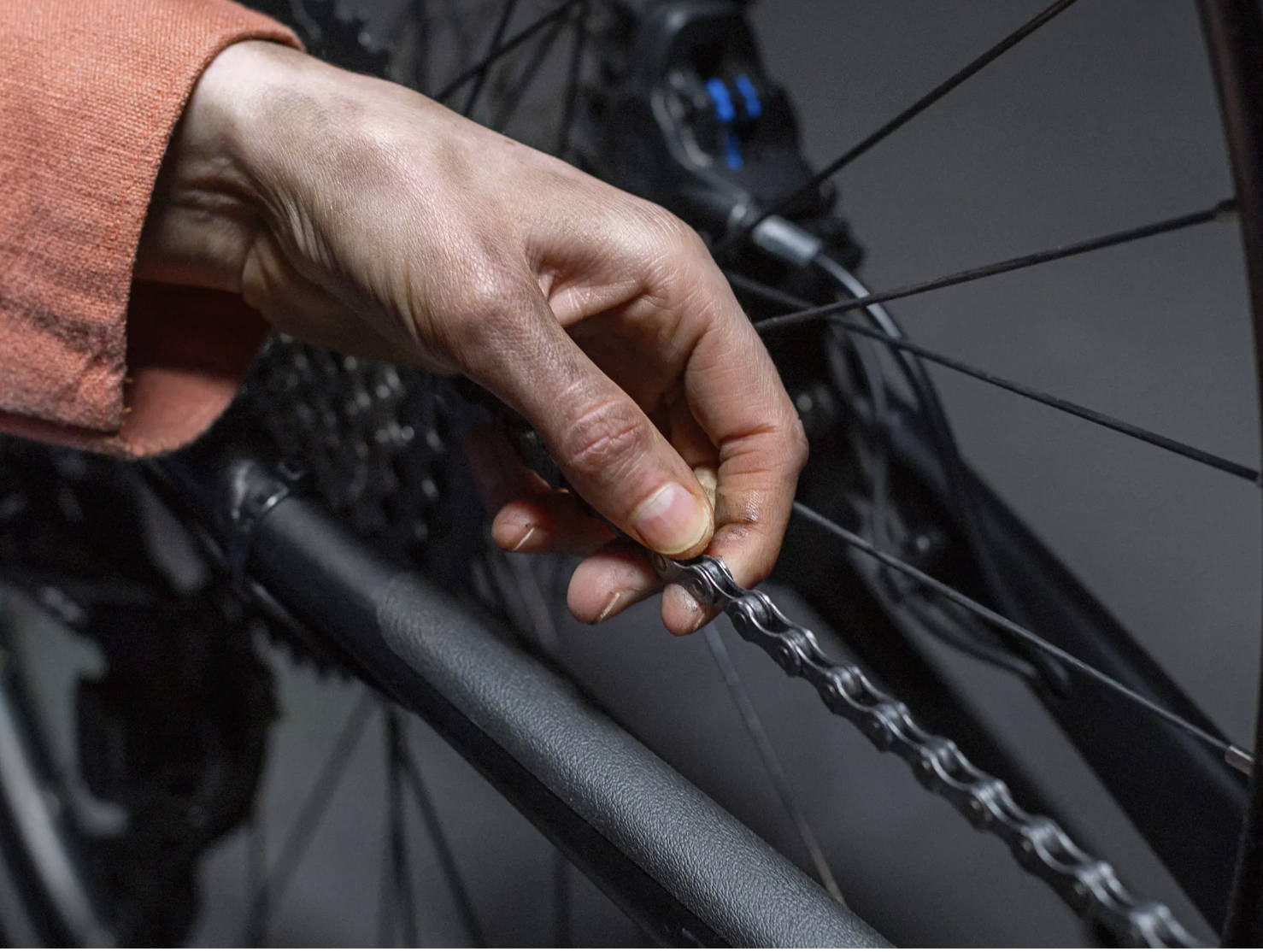 mecanico revisa cadena de bicicleta eléctrica