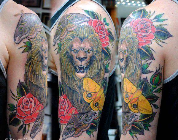 Tatouage Lion Rugissant Fleurs