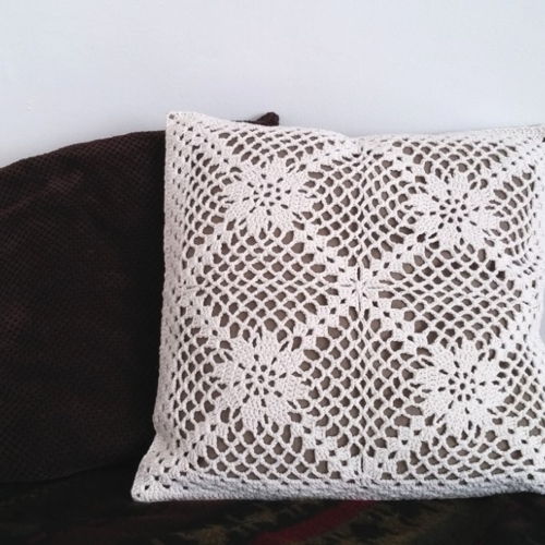 “La nostalgie” vintage crochet pillow cover