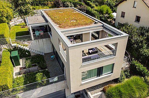  Zürich
- Bei dieser Immobilie an der Haldenstrasse geht die Wohnfläche fliessend in die Aussenbereiche von Garten und Loggia über