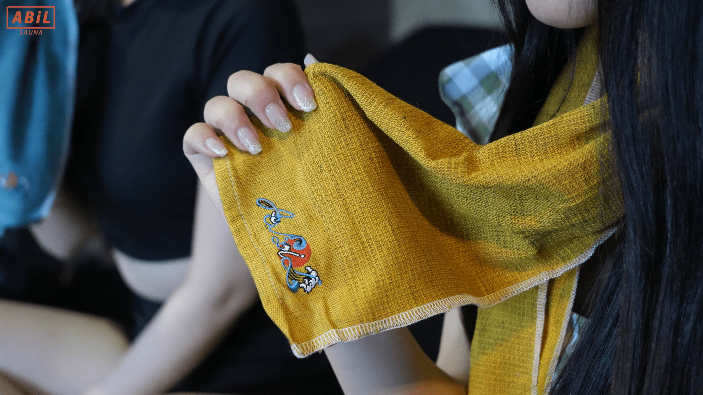 MOKUタオルの刺繍ディテールと軽やかな質感が伝わる接写カット