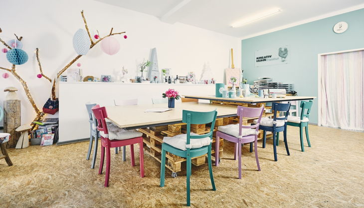 bester geburtstagde kreativ huhn huhn atelier tisch dekoriert bunt