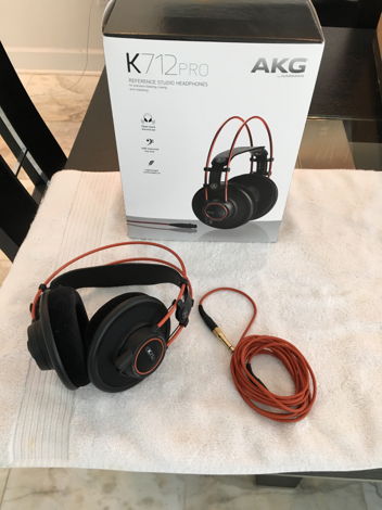 AKG Acoustics K712 PRO low hours + Free Bluetooth Headp...