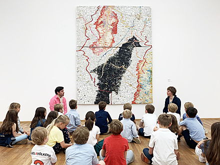  Berlin
- Jack Whitten präsentiert seine mosaikartigen Werke in schillernden Farben und fragmentierten Materialien.