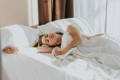 Femme au lit en train de dormir