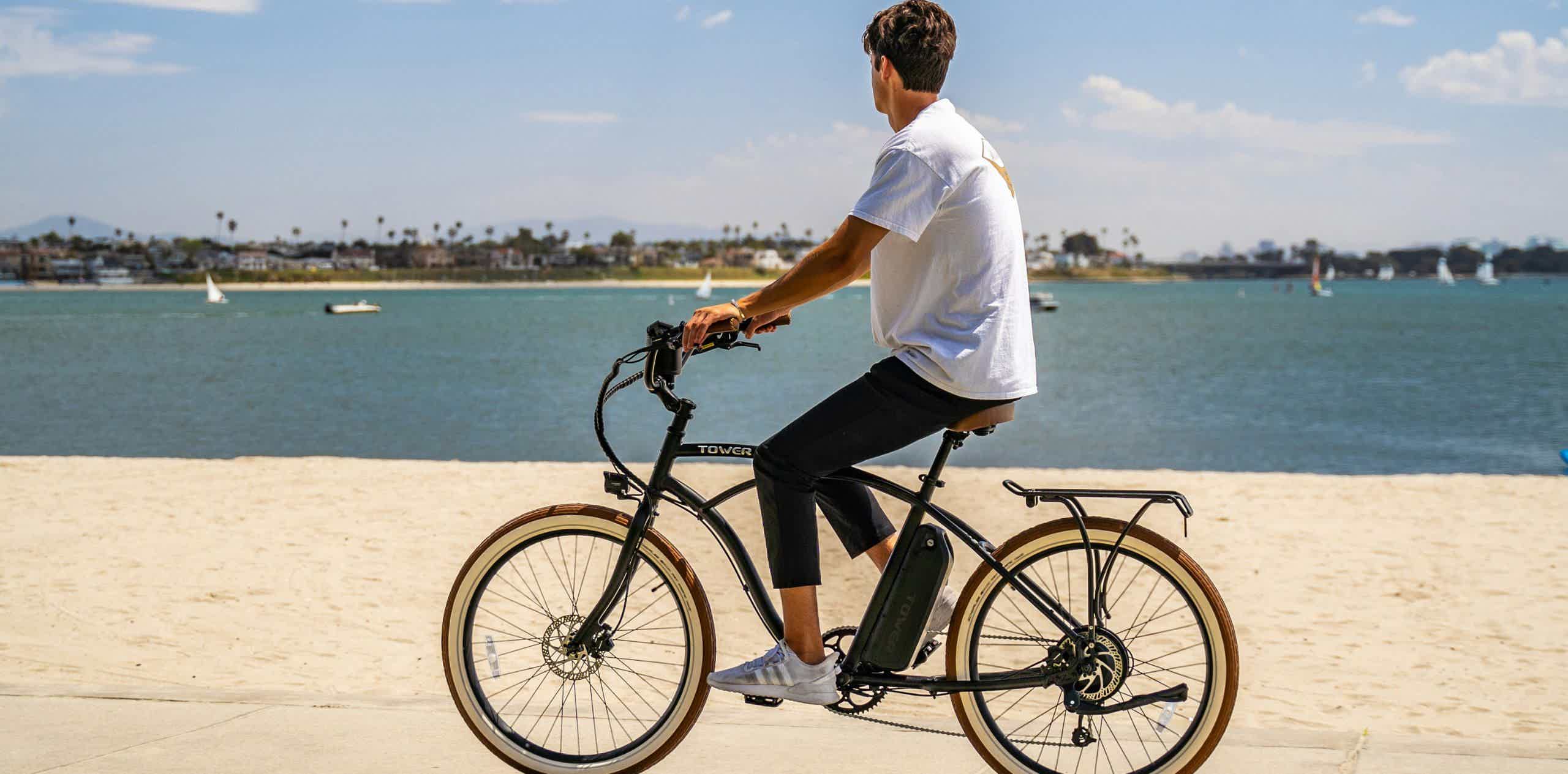 mujer en ruta de bicicleta reacondicionada electrica de montaña viendo el panorama