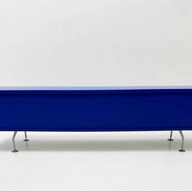 Stilvolles Low-Board in Mattem Blau