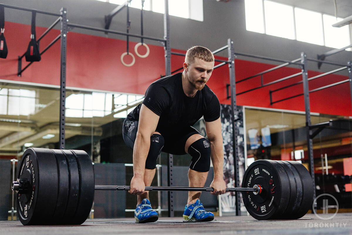 athlete deadlifting athlete deadlifting