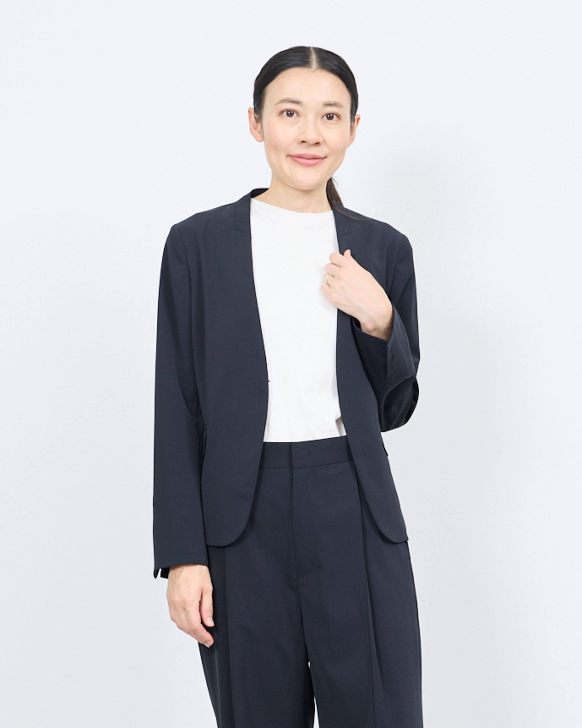 エアリーストレッチノーカラージャケット着用レビュー