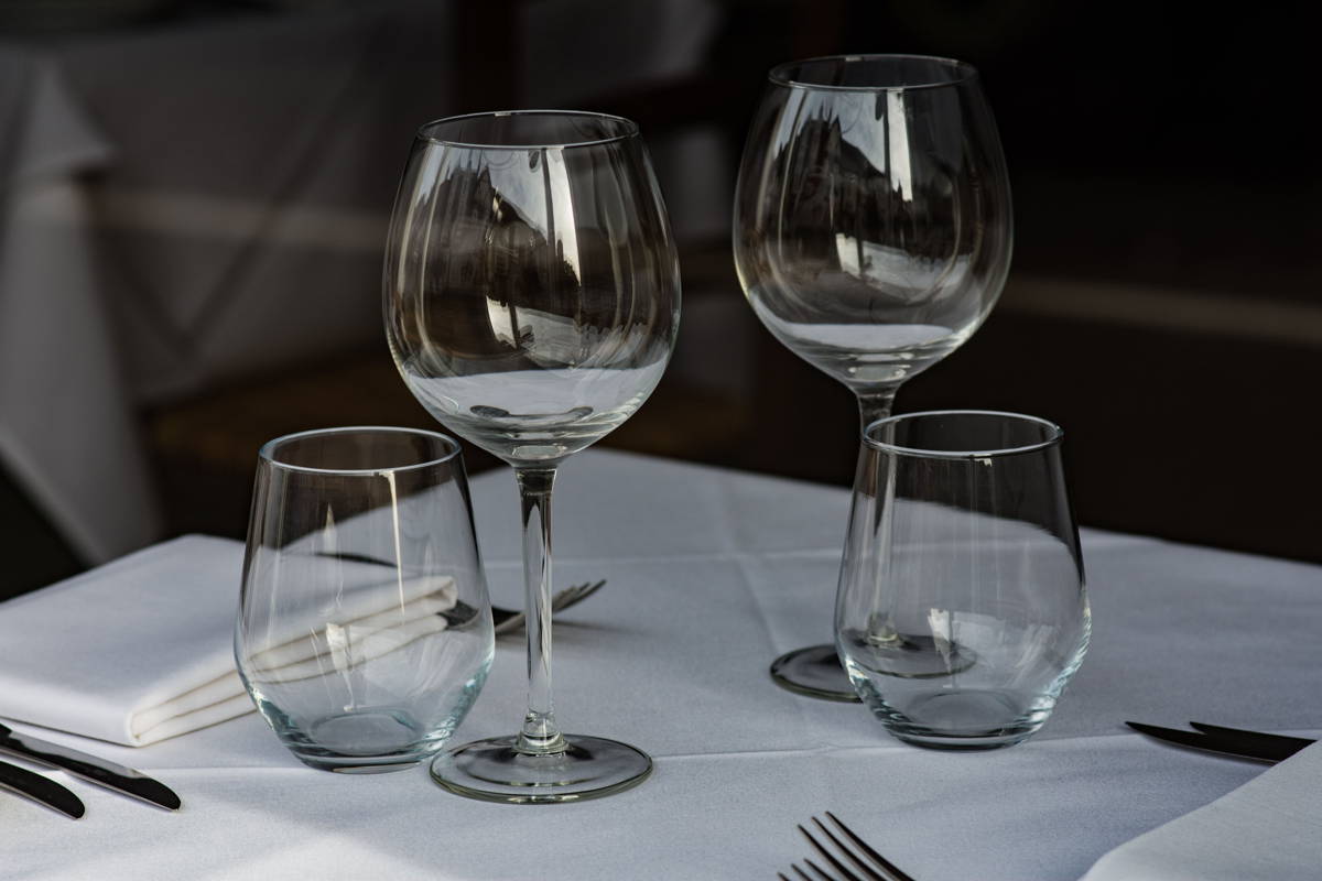 verre de vin et verre d'eau placés à table