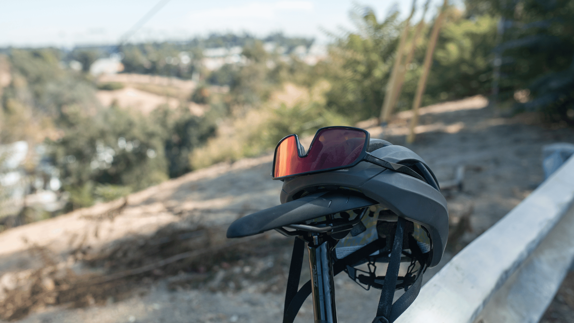 elektrische fiets zadel met helm op