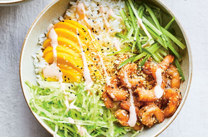 Bol poké aux crevettes épicées