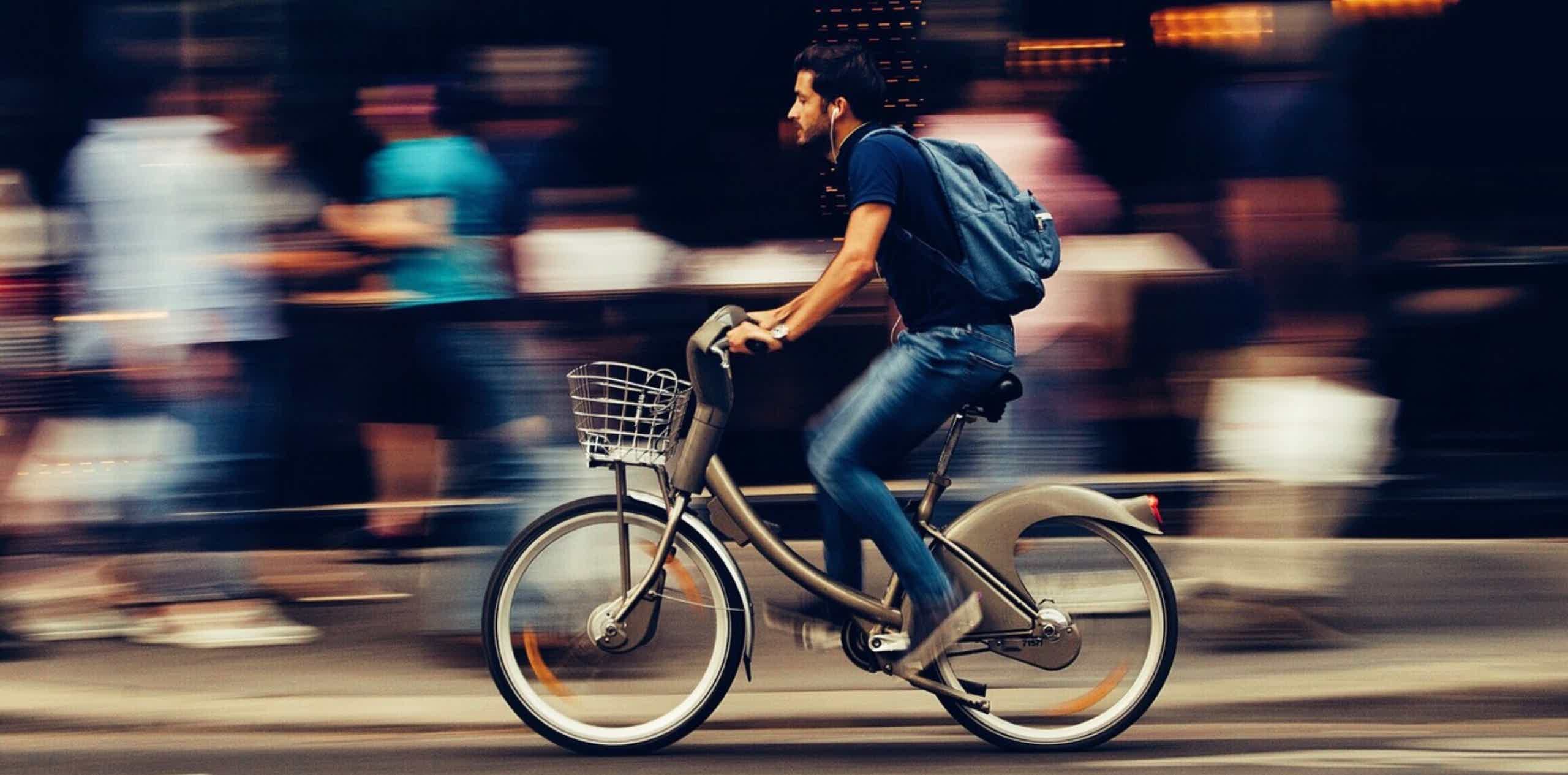 Imagen de recurso de una persona rodando con una e-bike.