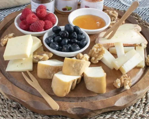 Cooking classes Milan: Tasting of local wines accompanied by fine cheeses