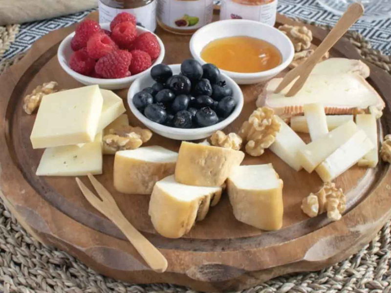 Cours de cuisine Milan: Dégustation de vins locaux accompagnés de fromages raffinés.