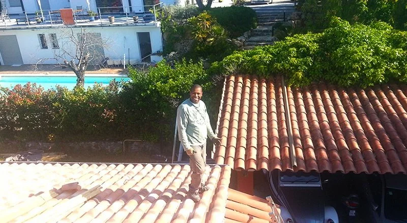 Rénovation de la couverture en tuiles romanes d’une villa à Mougins — CEG TOITURE, couvreur à Nice