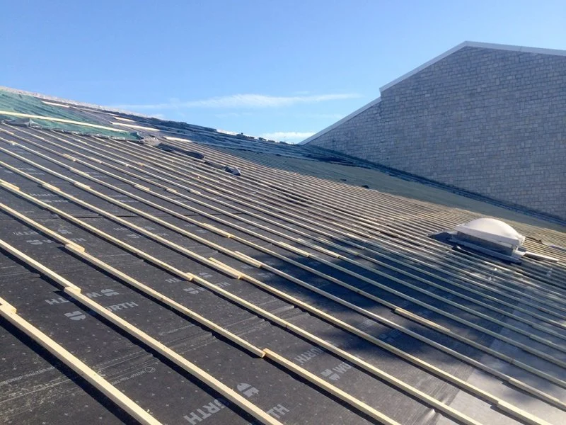 Rénovation d’une toiture en tuiles romanes pour le Conseil Régional à Manosque — CEG TOITURE, couvreur à Nice