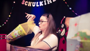 kinder entertainer miss edith schaut in die zuckertüte