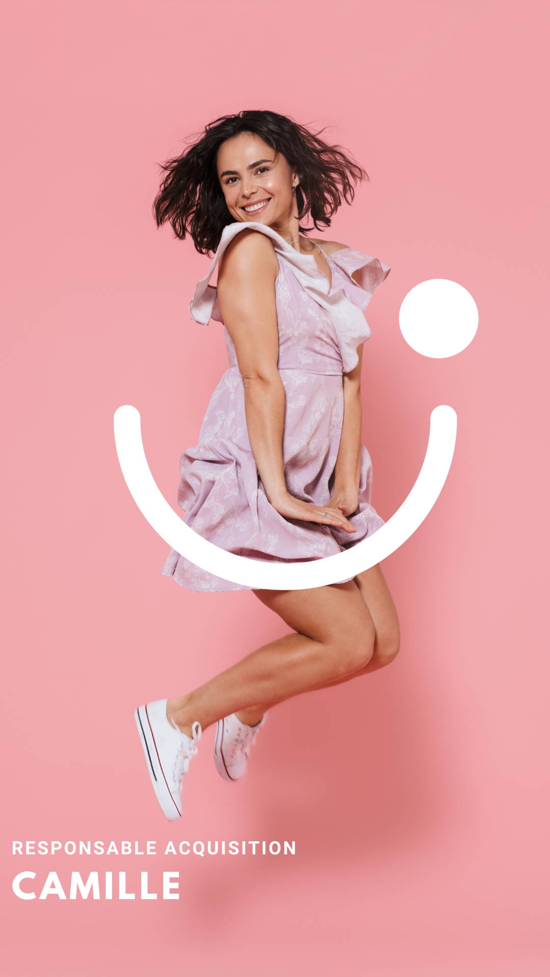 présentation de l'équipe NekoTea  Responsable Acquisition Camille en pleine envolée, souriant avec une robe légère rose pastel et des baskets blanches, sur fond rose, avec un sourire graphique dessiné en arrière-plan.