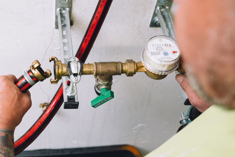 Technische Wartung eines Wasseranschlusses im Rahmen des Hausmeisterservices