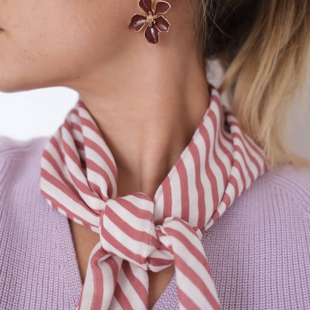 Foulard scarf bébé raffiné coeurs rouges pour bébé et enfant, en coton doux et bambou et respirant, certifié OEKO-TEX, idéal pour compléter une tenue d’enfant chic et confortable