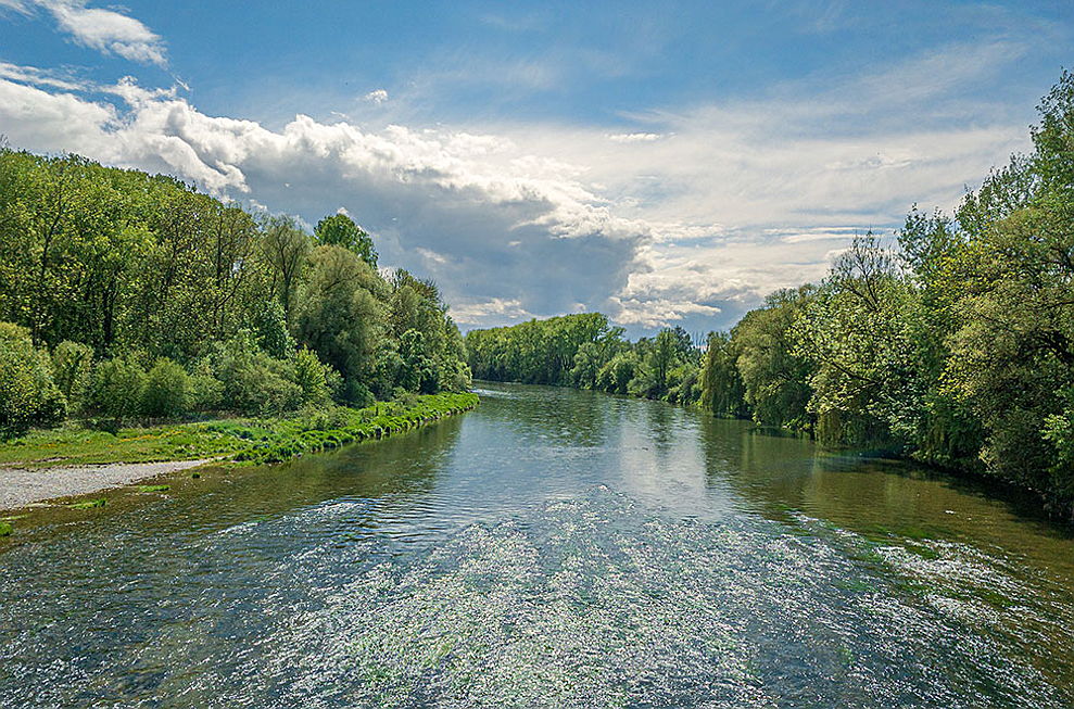  Freising
- Gesäumt von grünen Wiesen und Baumbeständen, zählt das Isarufer zu den beliebtesten Ausflugszielen Freisings.