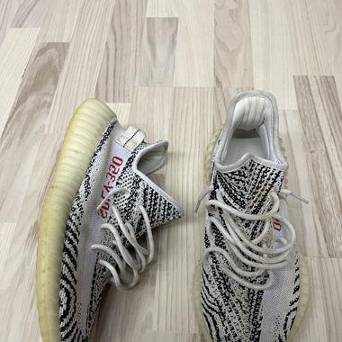 Yeezy 350 v2 Zebra