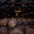 Fûts en bois remplis de whisky entreposés dans un chai traditionnel Dunnage Warehouse de la distillerie Springbank sur la péninsule de Kintyre dans la région de Campbeltown en Ecosse