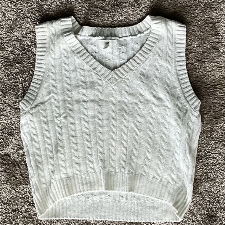 Knitted top with v-neck 