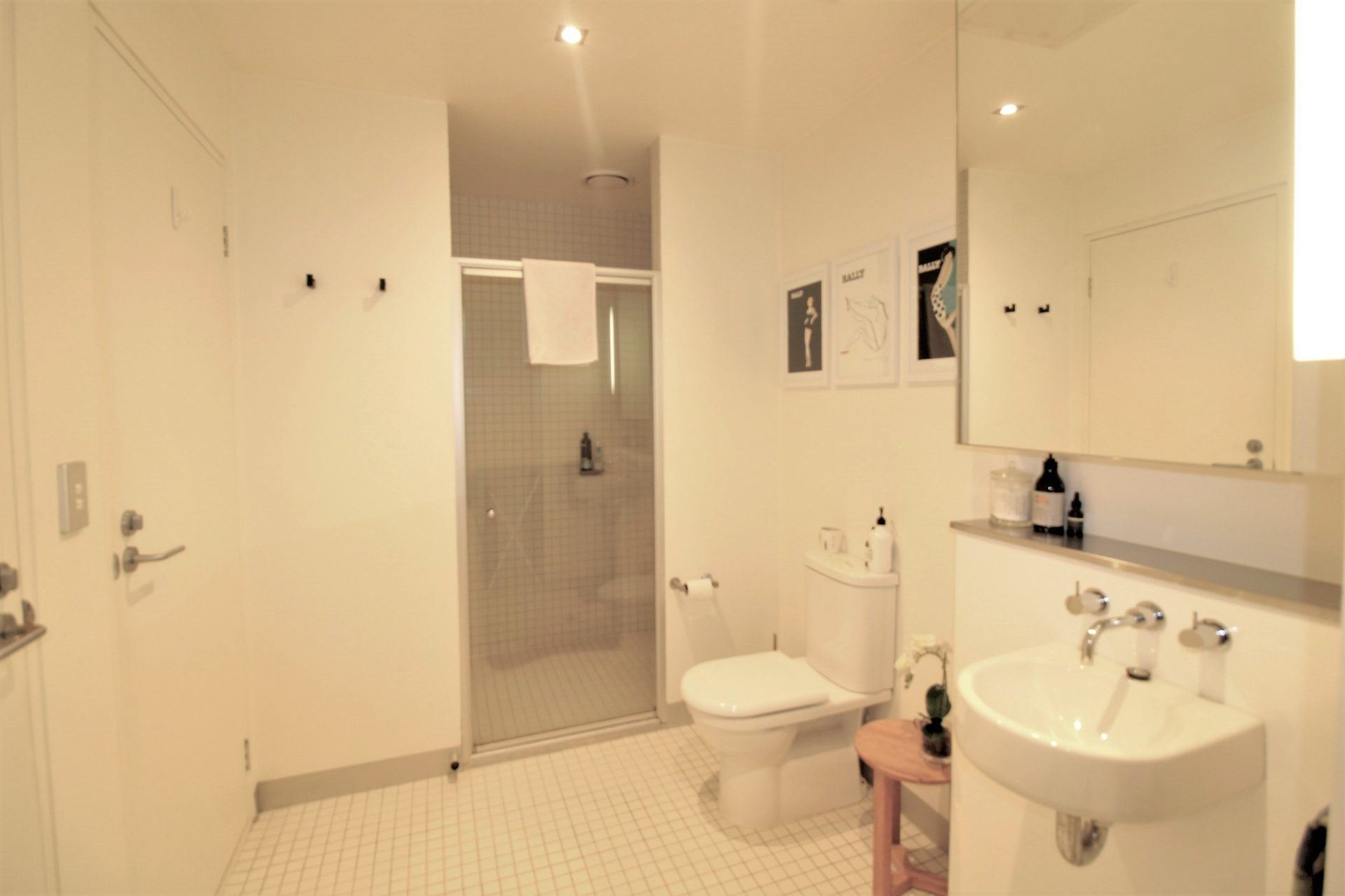 Spacious Top Floor Residence inc. Dazzling City and part Water Views- Port Melbourne - Image 7