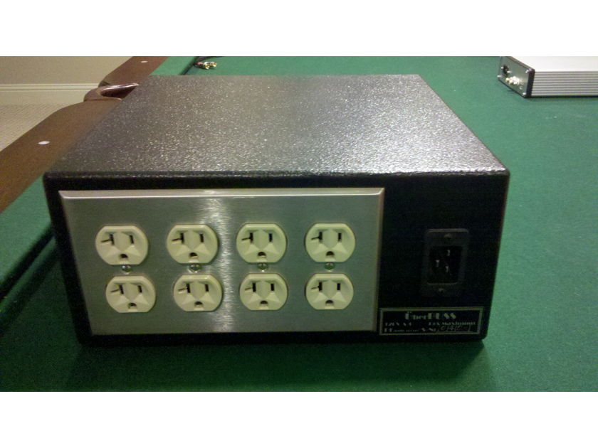 PI Audio Uberbuss-Shipping included! 8 outlet + power cord