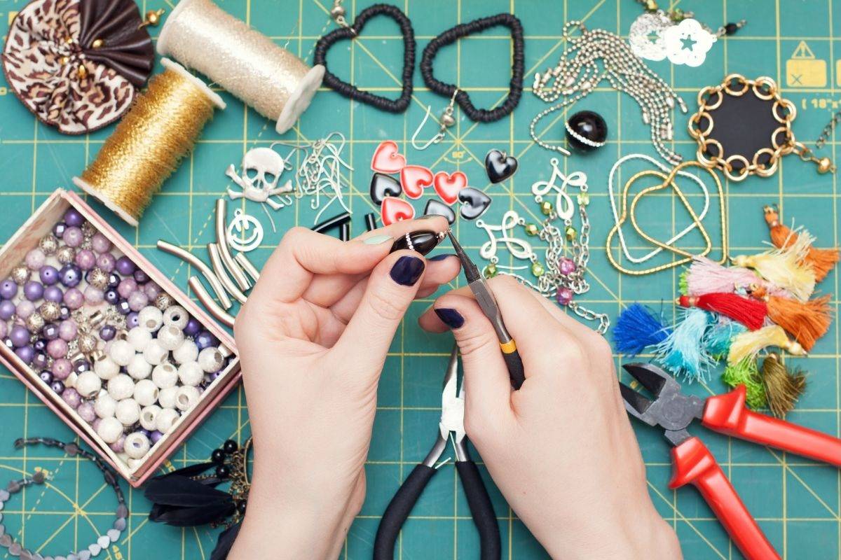 DIY Accessories to Upgrade Your Style Easy Handmade Fashion Ideas 17 DIY jewelry workspace with simple tools.