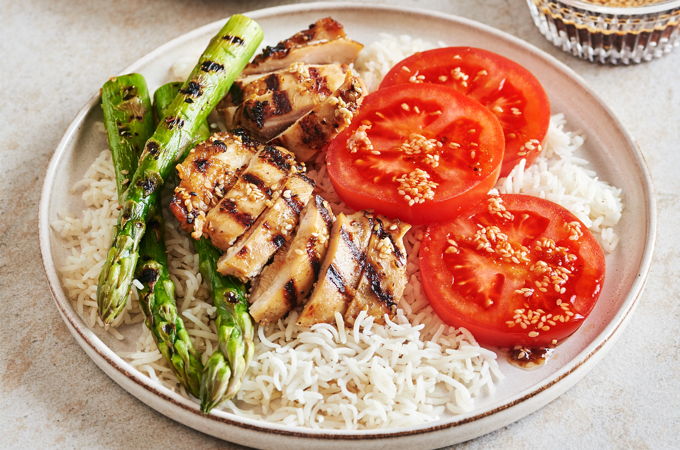 Poulet et asperges grillés au sésame