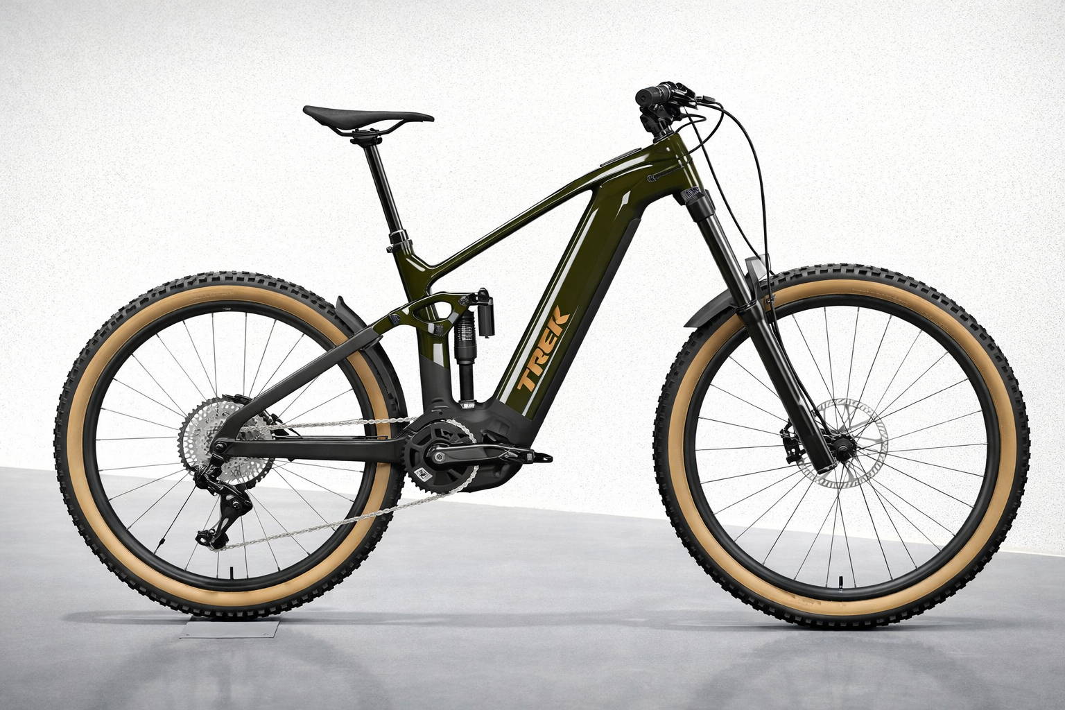 Trek Rail elektrische mountainbike met Bosch Performance Line CX motor en full suspension frame, zijaanzicht op neutrale achtergrond