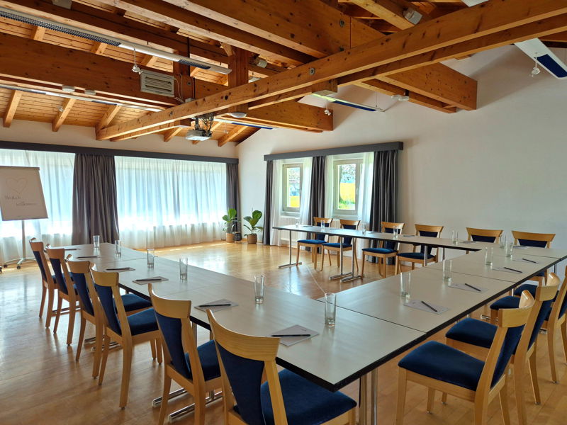Tagungsraum mit Blick ins grüne