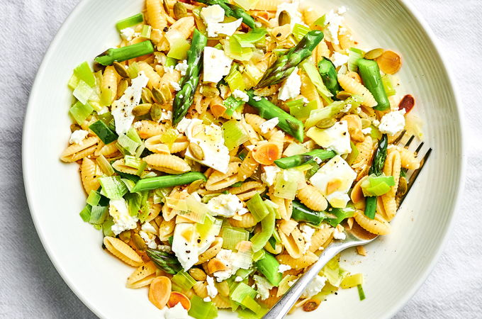Cavatellis aux poireaux, aux asperges et au fromage feta