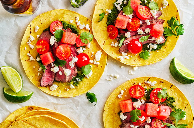 Tacos au boeuf grillé et au melon d’eau, salsa verde