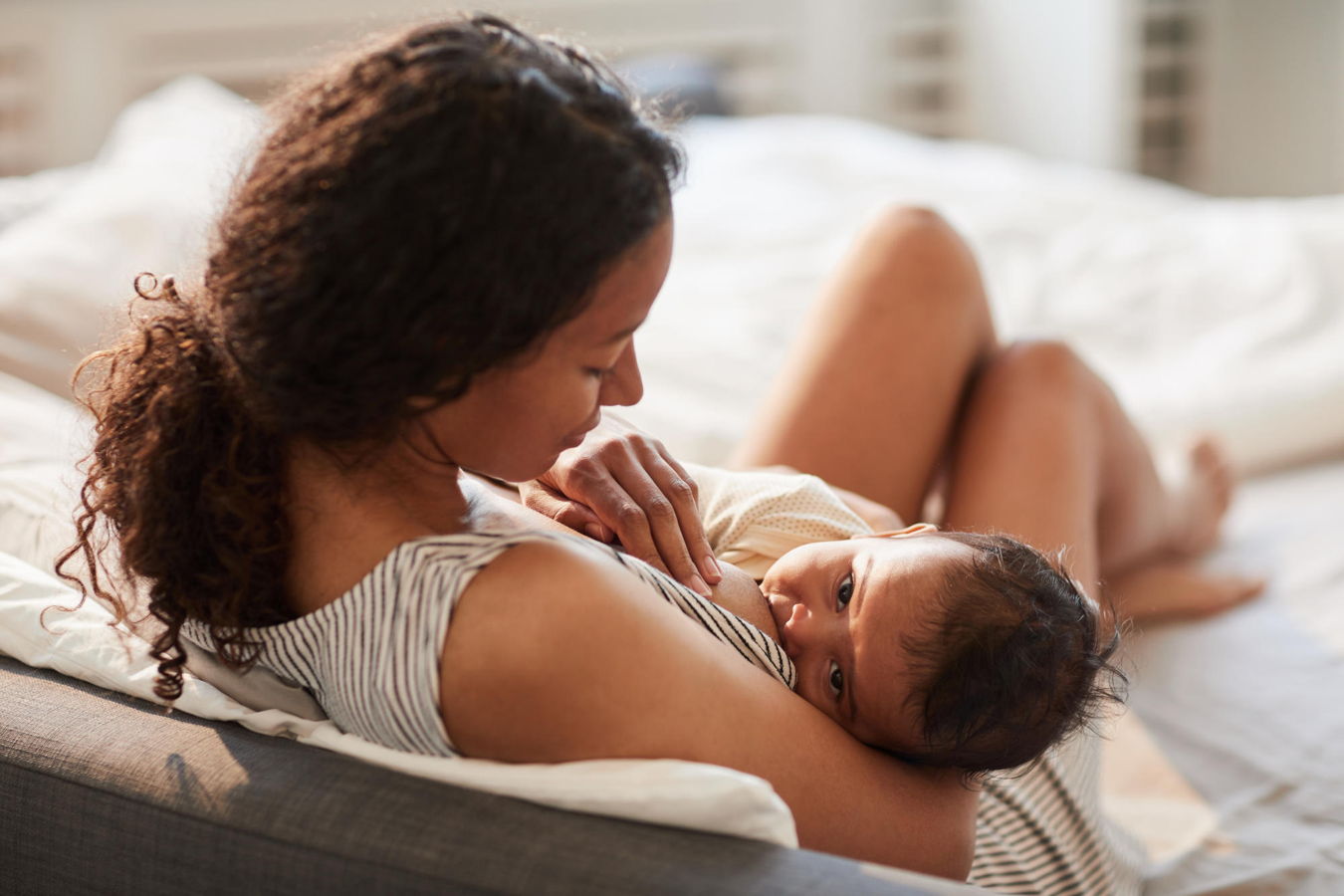 Mamma che allatta il suo bambino
